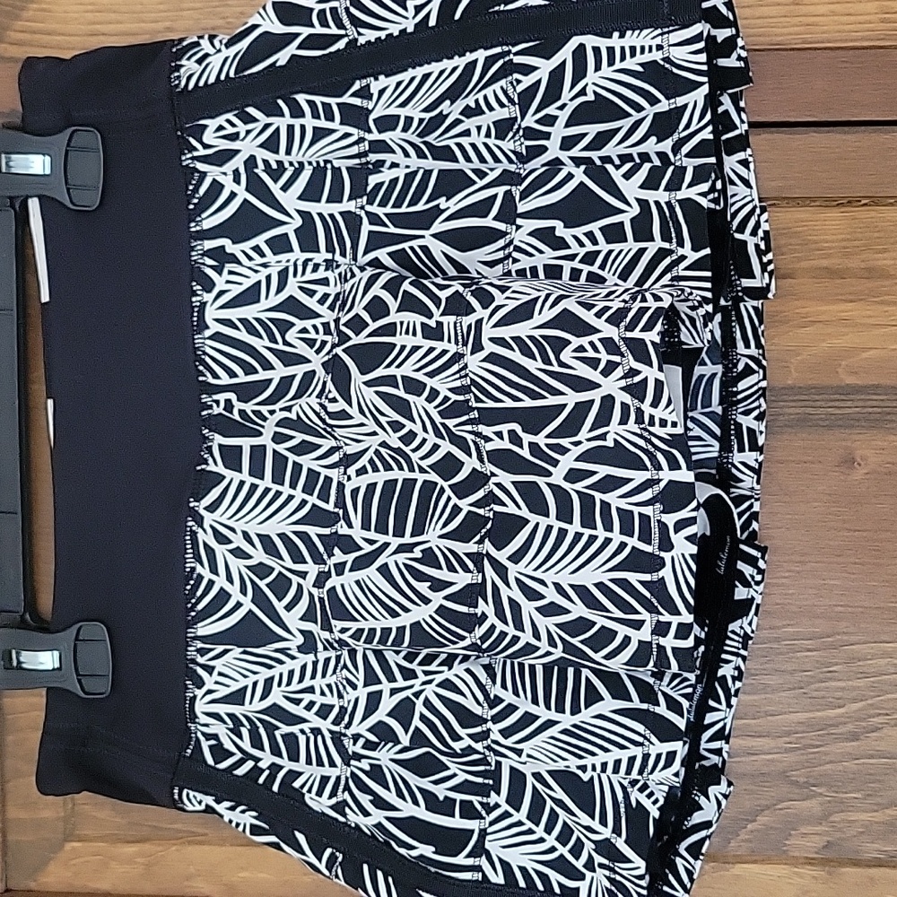 Lululemon Race Rival Pretty Palm Black Angel Wing Skirt Sz 2